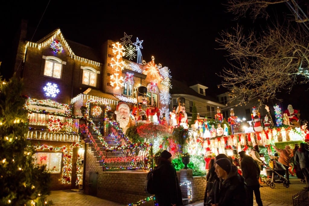 Casa iluminada com luzes natalinas em Dyker Heights, Brooklyn